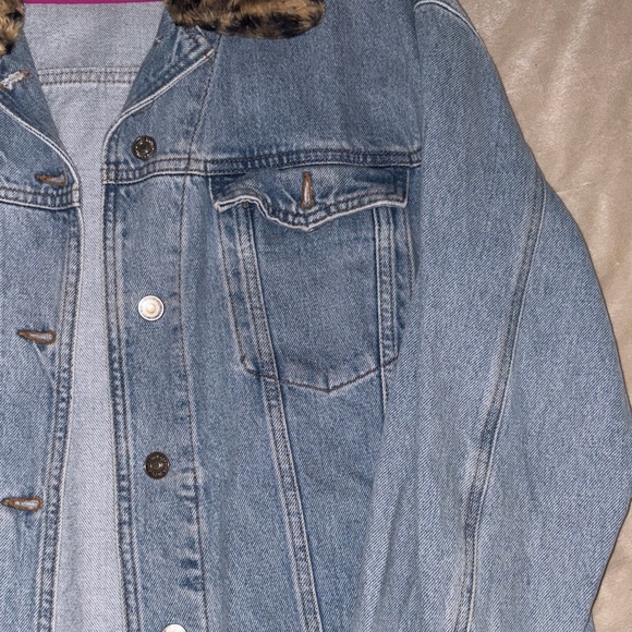 Denim Jacket with Leopard Print Collar - Picture 5 of 7